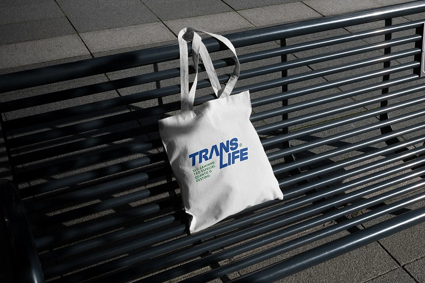 Ecobag com a identidade visual da Translife aplicada em azul e verde